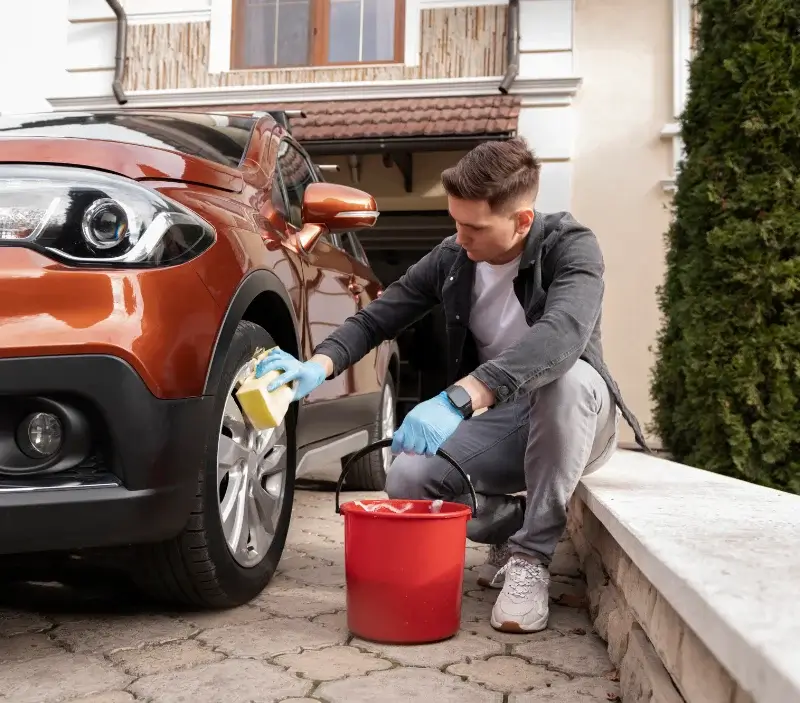 Lavage auto à domicile Plévin : professionnel intervenant sur un véhicule